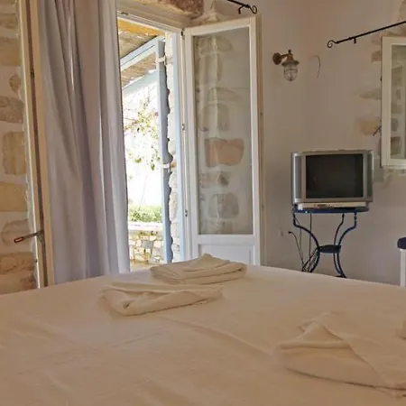 Vent D'est, Isterni, Paros * Isterni (Paros)